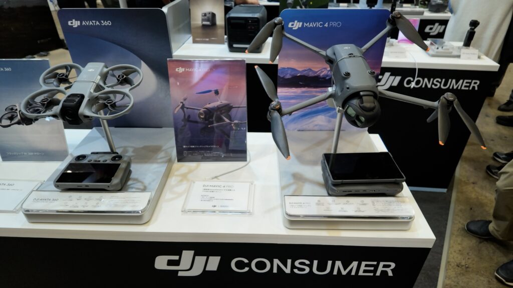 DJI CONSUMERブースに並ぶDJI AVATA 360とDJI MAVIC 4 PRO