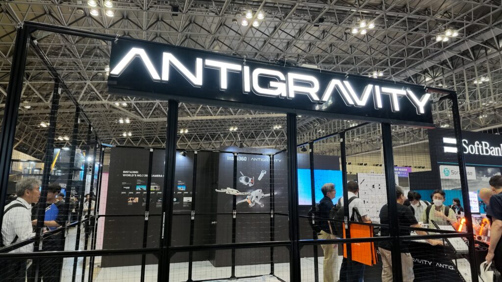 Insta360の新ドローンブランドANTIGRAVITYのブース看板