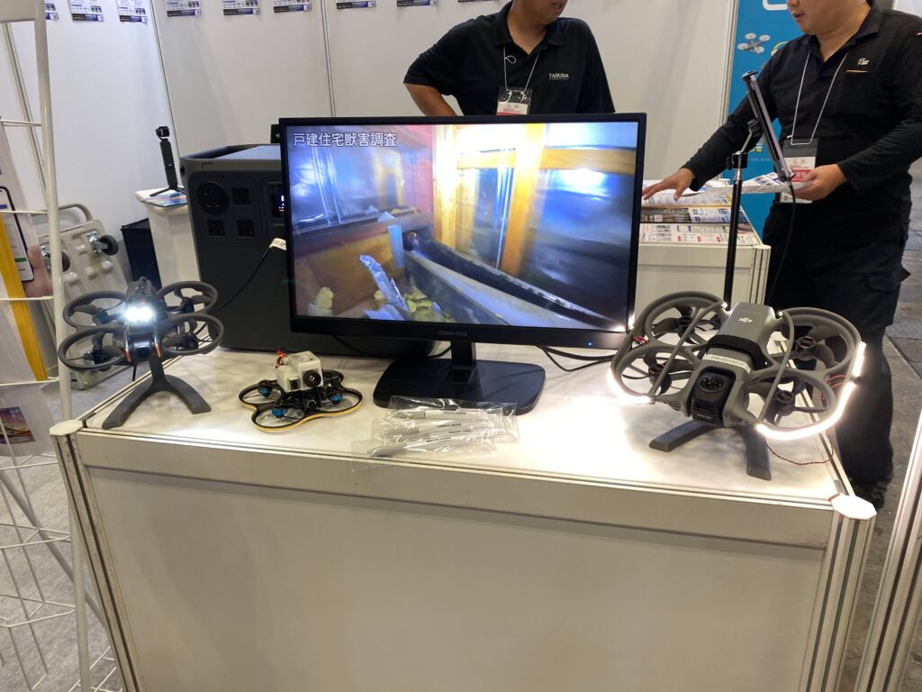 YASUDAブースの戸建住宅床下点検デモ。DJI Avata 360のFPV機を使用