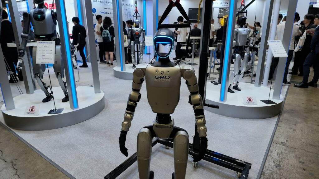 GMOインターネットグループのヒューマノイドロボット展示