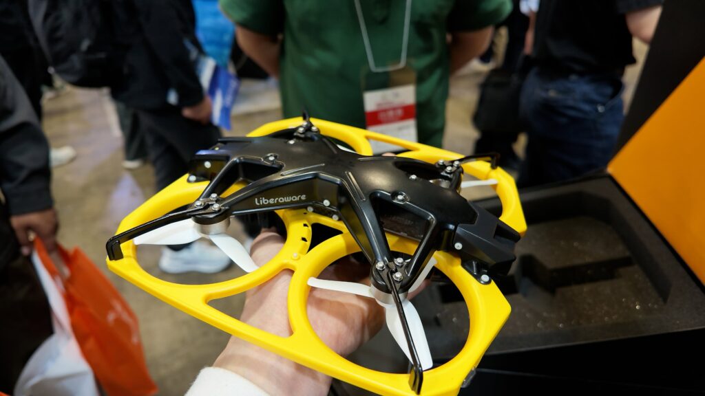 Liberawareの狭小空間点検用小型ドローン。黄色いプロペラガード付き