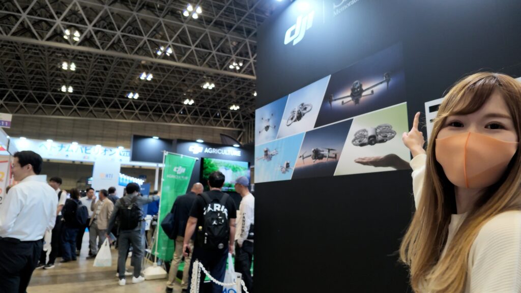 DJIブース前であすみが撮影した記念写真