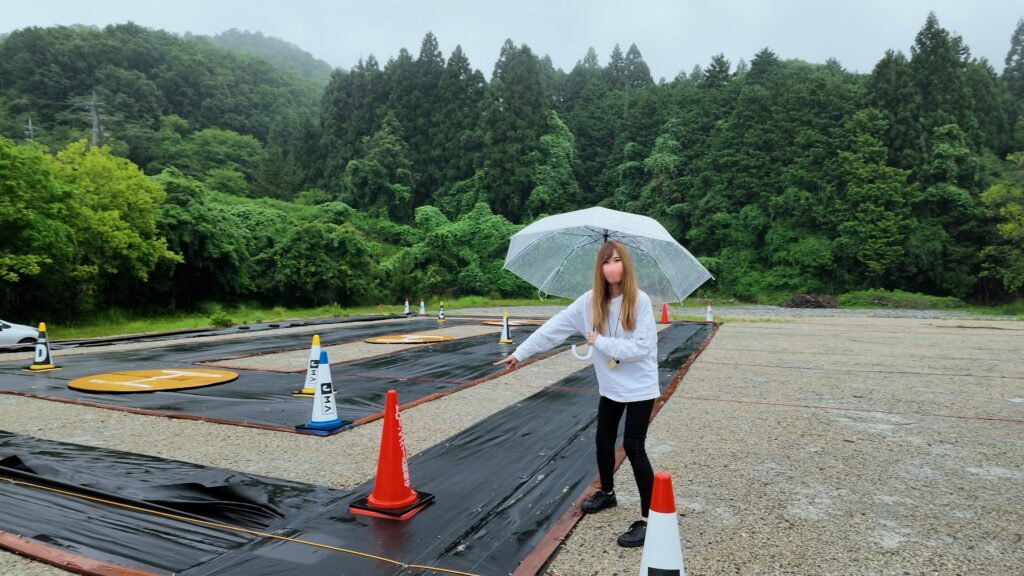 屋外フィールドと周囲の山並み