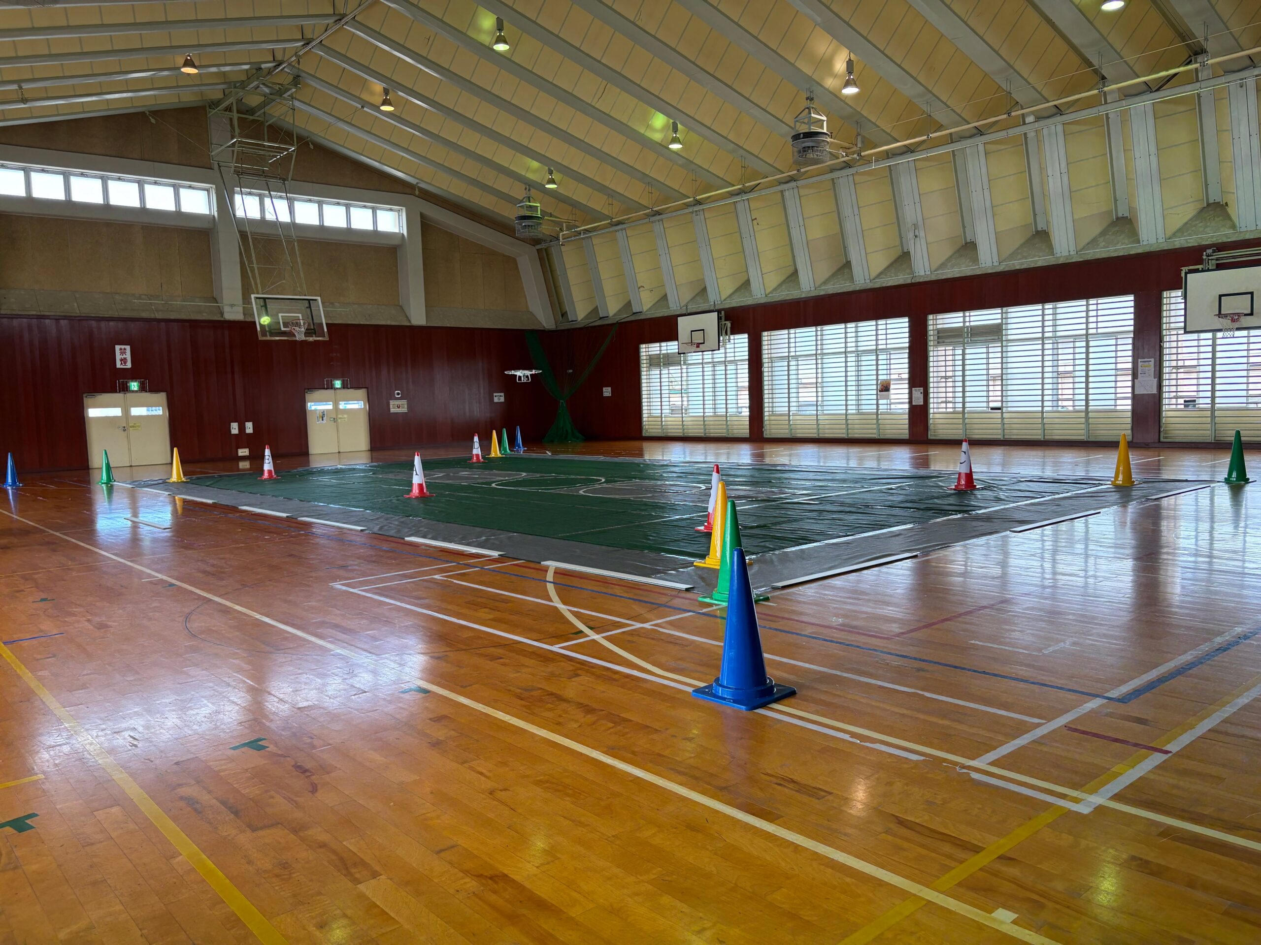 JMAドローンスクール秋田会場の広い体育館を利用した屋内講習会場
